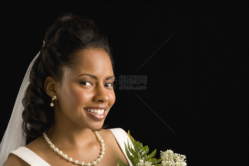 新娘肖像画女性花束女士婚姻裙子水平中年眼神幸福婚礼图片