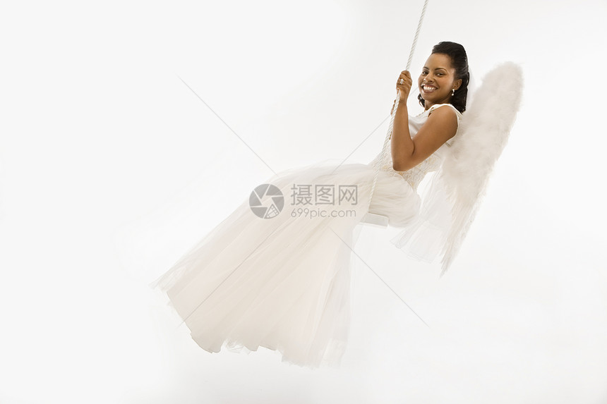 天使新娘在摇摆幸福裙子水平新娘婚礼眼神成人婚姻中年女性图片
