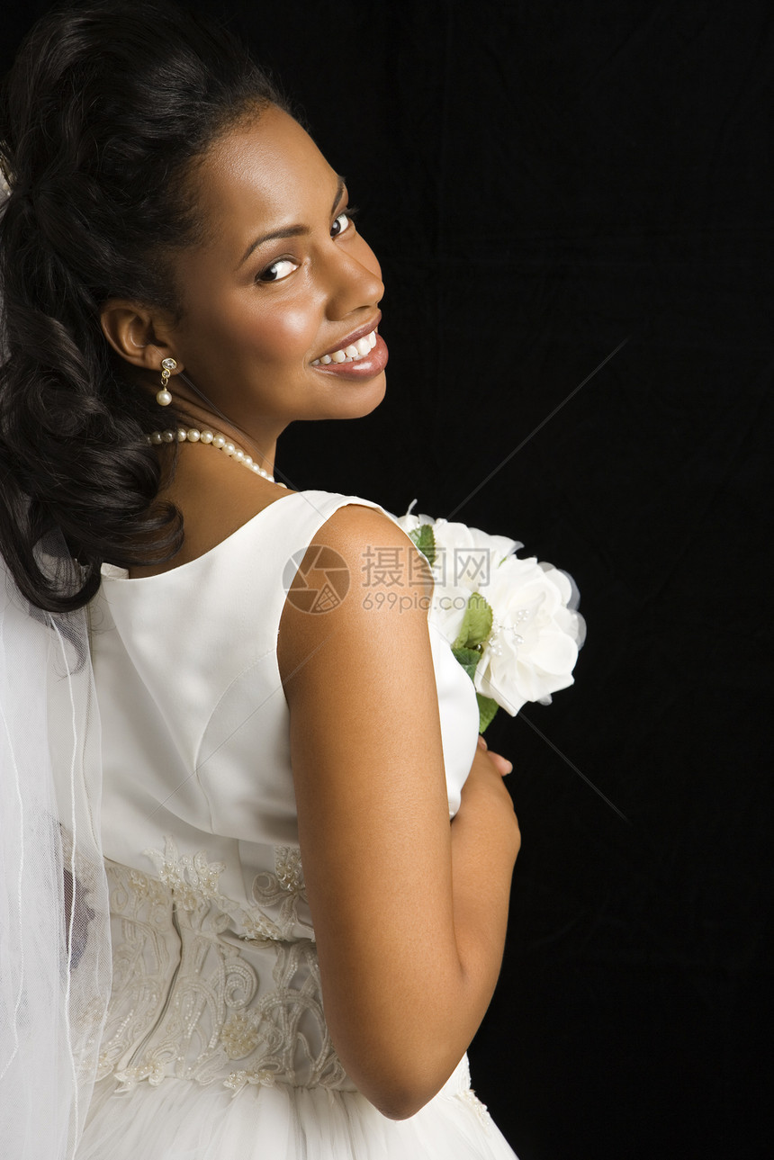 新娘肖像画花束裙子眼神女性花朵中年婚礼婚姻成人女士图片