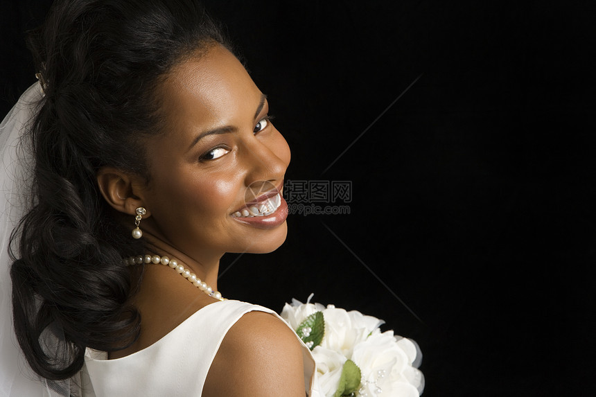 新娘肖像画女性中年花束女士裙子婚姻幸福婚礼成人水平图片