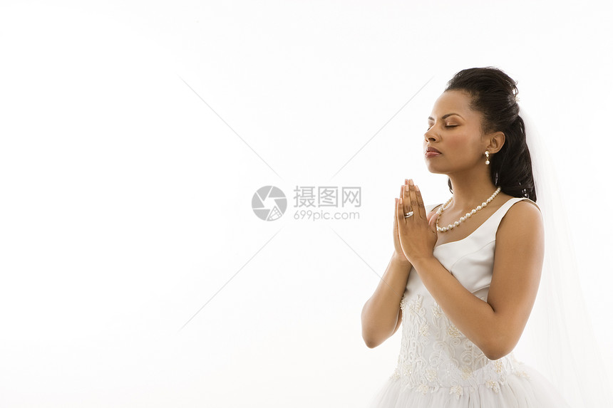 新娘祷告闲暇眼睛裙子婚姻成人概念水平婚礼中年图片