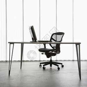 办公桌键盘办公椅静物家具正方形监视器办公室电脑桌子背景图片