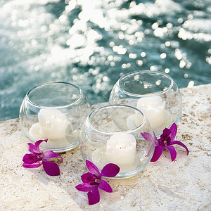 三个对象兰花和蜡烛对象泳池正方形热带温泉紫色静物背景
