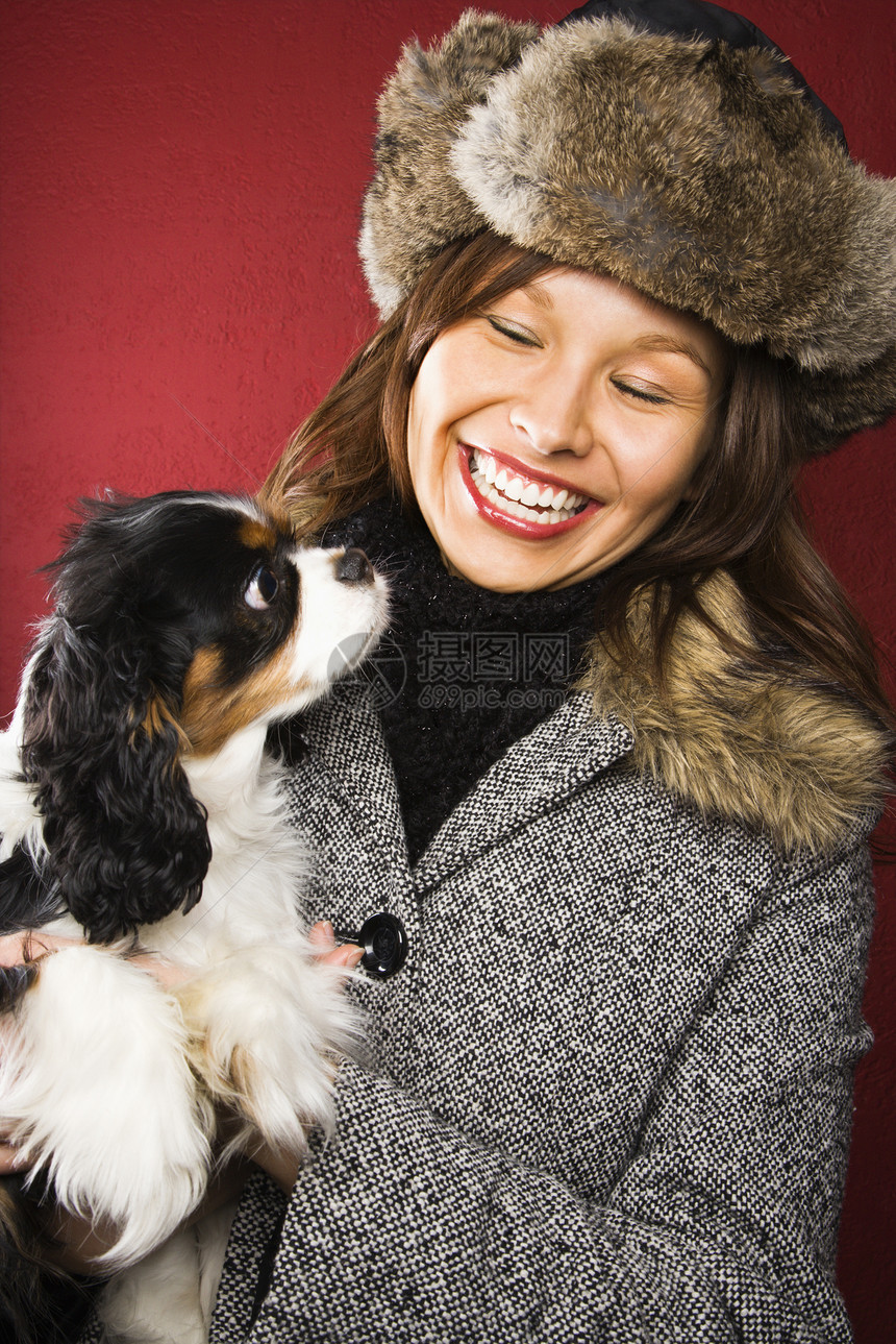 女人抱着狗宠物衣服猎犬乐趣女子玩具眼睛皮帽冬装微笑图片