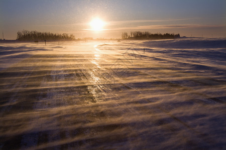 日出时的冰河路背景图片
