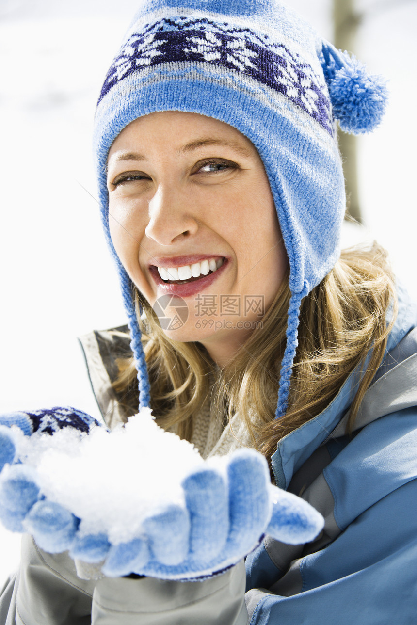 有雪球的女人中年成人外套幸福滑雪金发金发女郎手套女士女性图片