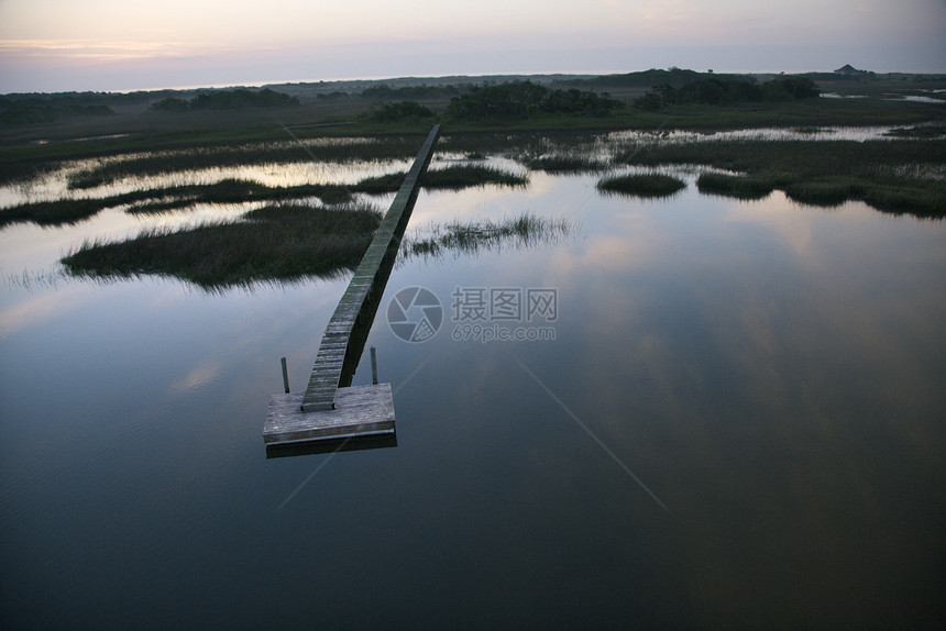 码头在湿地上空图片