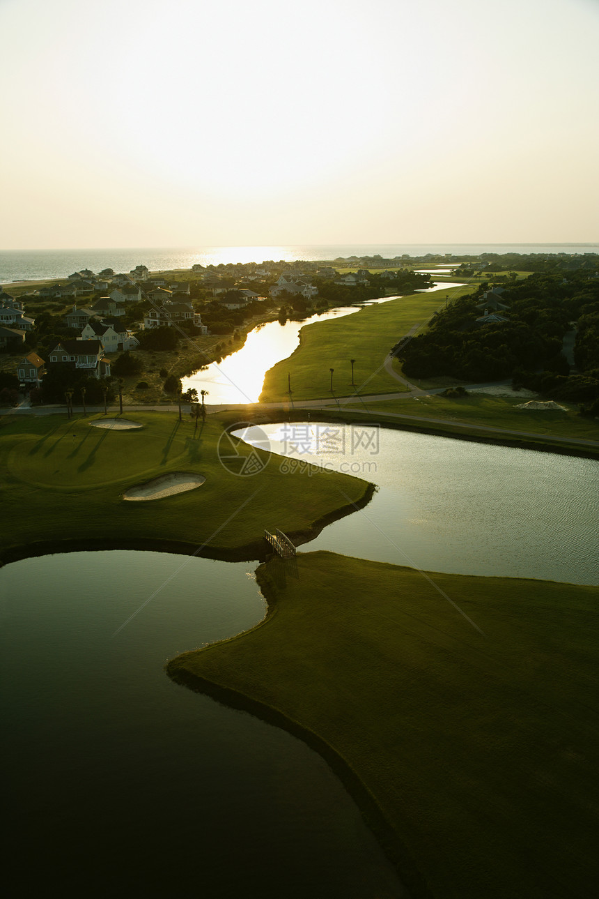 沿海高尔夫球场视图房子房屋假期娱乐旅游住宅绿色球道天线图片