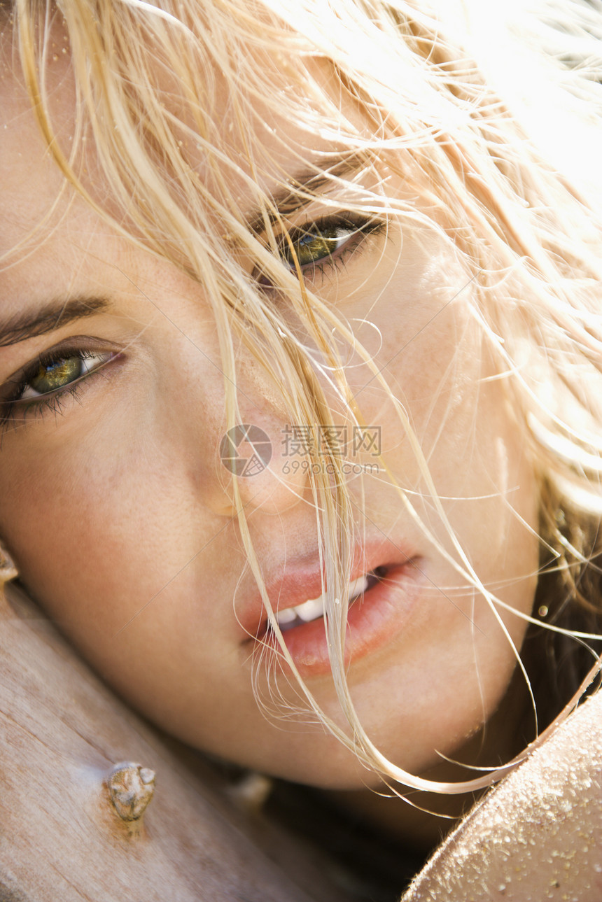 女人的肖像姿势海滩金发女郎眼神皮肤金发成人图片