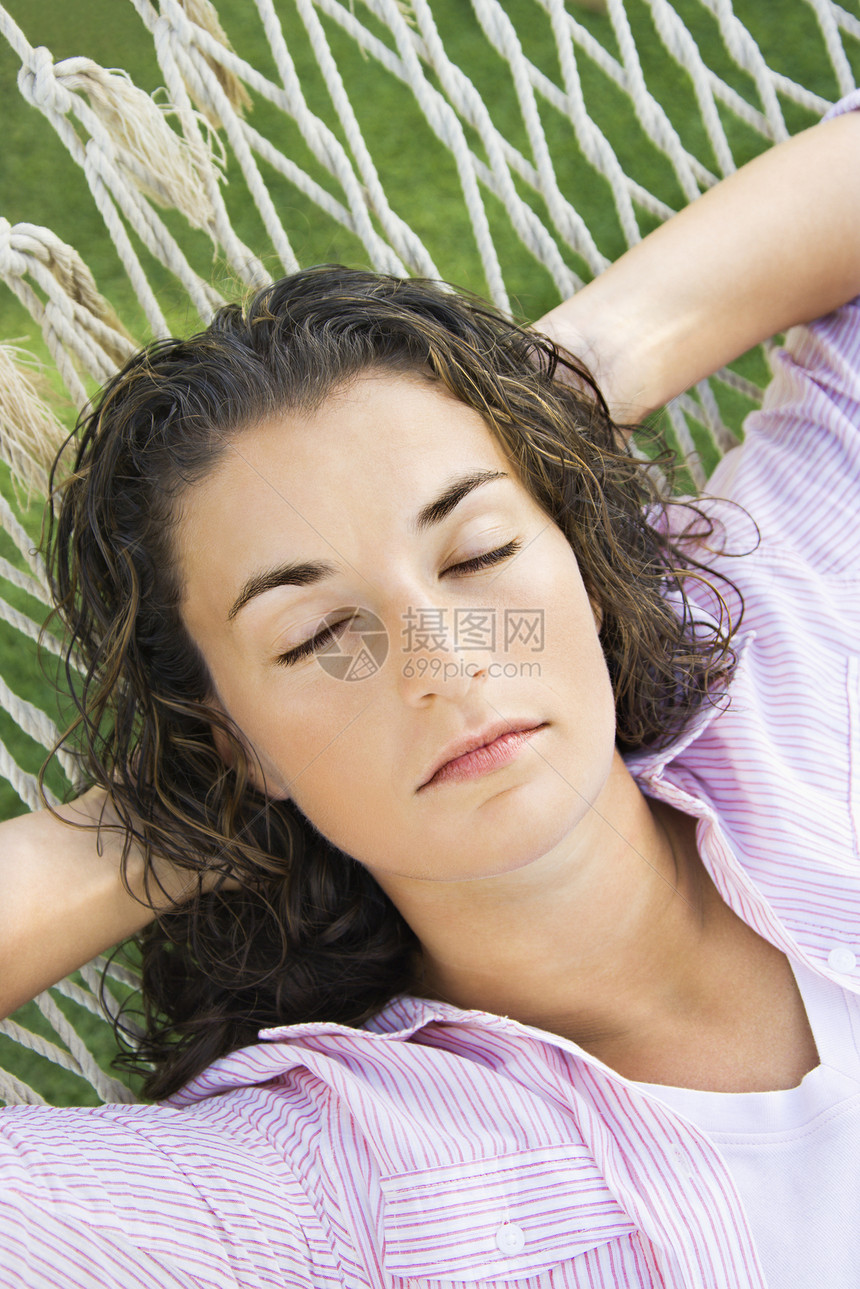 睡着的漂亮女人吊床成年人成年睡眠黑发眼睛闲暇娱乐女士照片图片