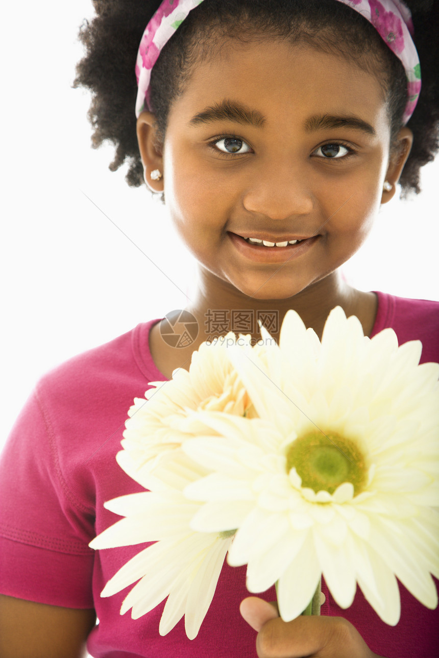女孩拿着花束雏菊孩子花朵观众眼神照片微笑工作室女性青春期图片