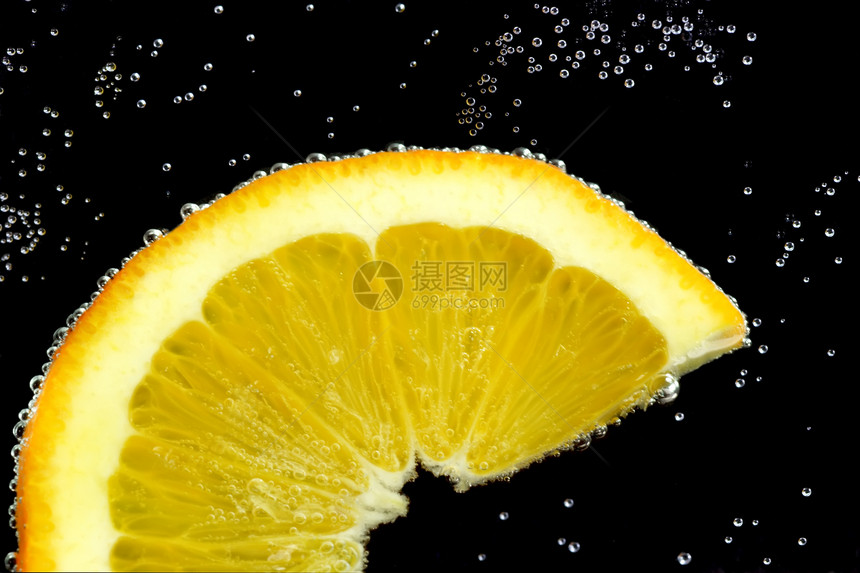 水中切片柠檬图片