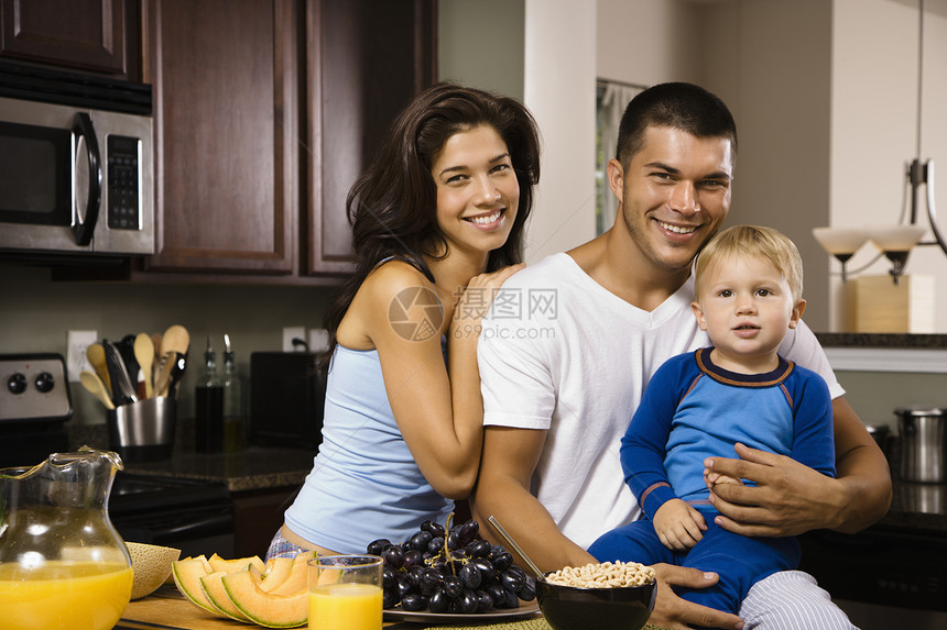 家人在厨房里男生爸爸儿子婴儿孩子女士孩子们早餐男人父母图片