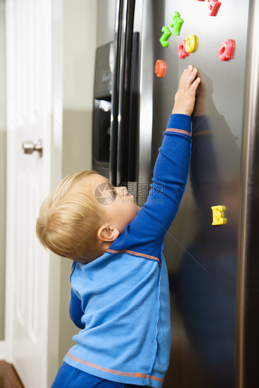 儿童玩耍孩子们磁铁冰箱房子男生婴儿字母厨房孩子图片