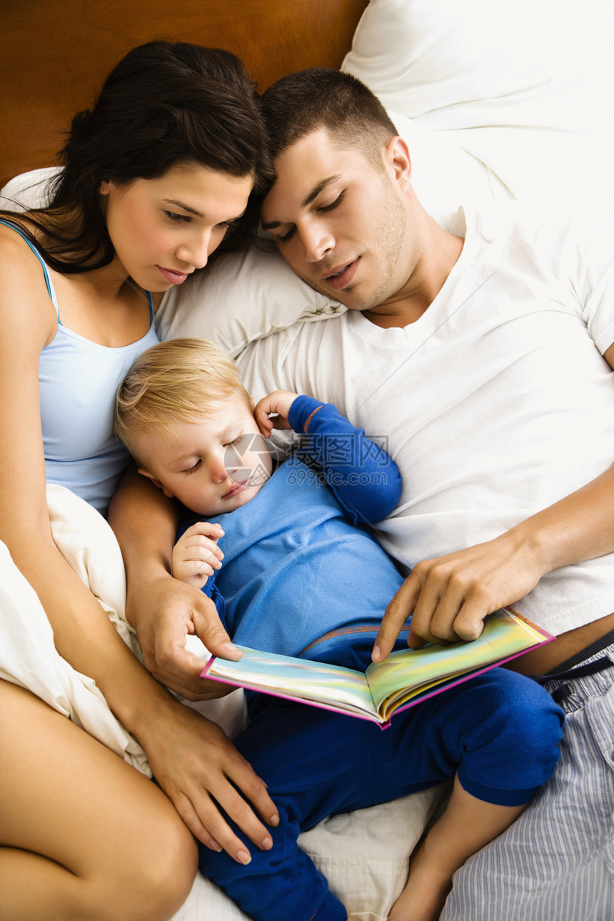 家庭阅读婴儿儿子爸爸时间妈妈父亲故事中年人三个人母亲图片