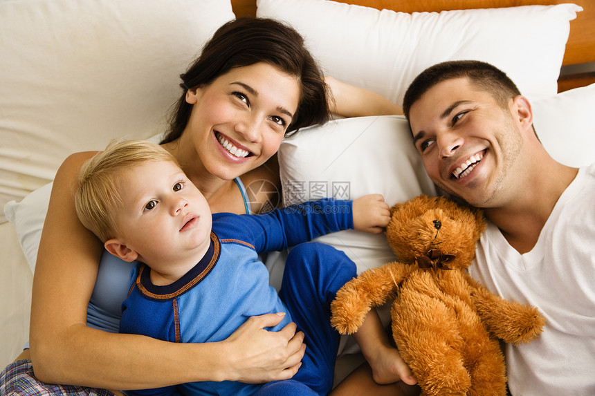 家人在床上睡觉男生女士爸爸三个人父亲母亲闲暇高角度中年孩子们图片