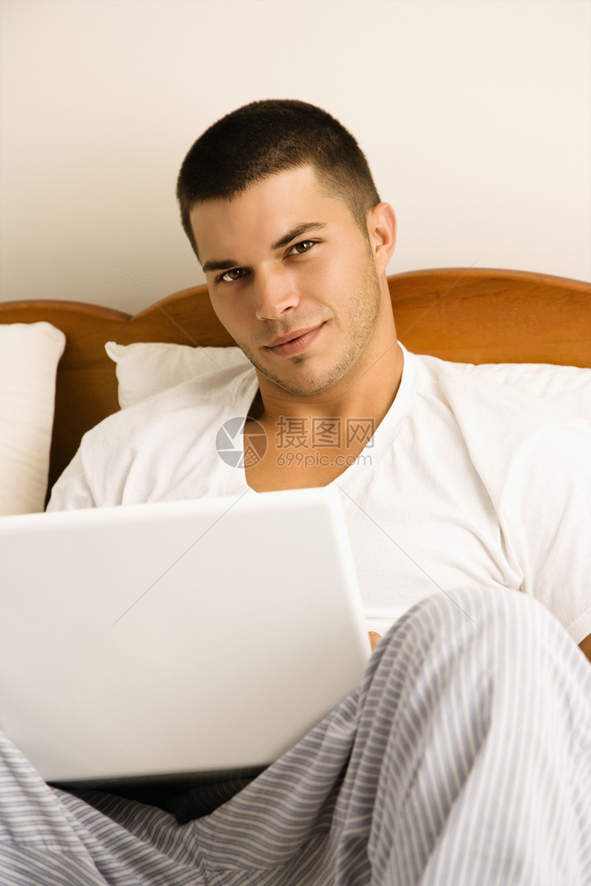 男人在笔记本电脑上中年人中年闲暇眼神上网技术男子观众图片
