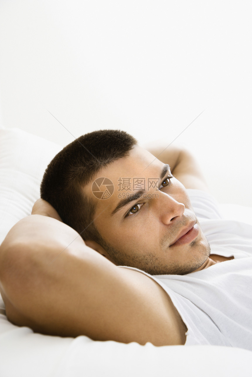 男人放松下来思维内省中年人双臂闲暇休息图片
