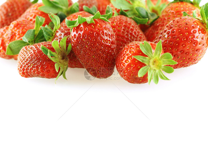 白色的鲜亮多汁的草莓图片