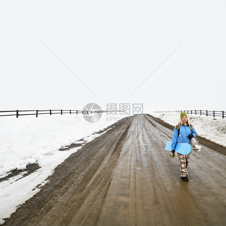 有雪板的女人滑雪板运动女士闲暇假期泥路旅行正方形女性活动图片