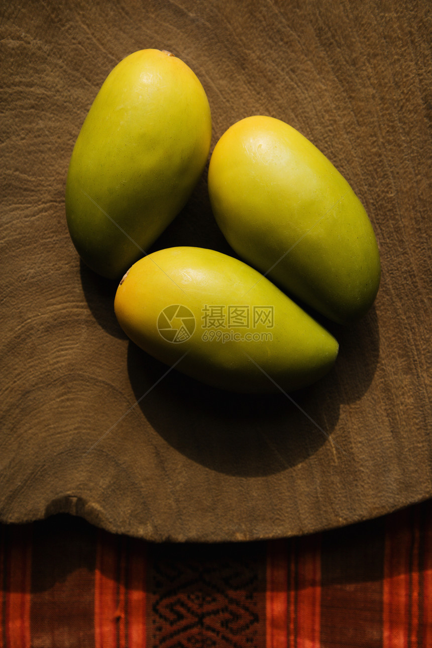 三个木制芒果图片