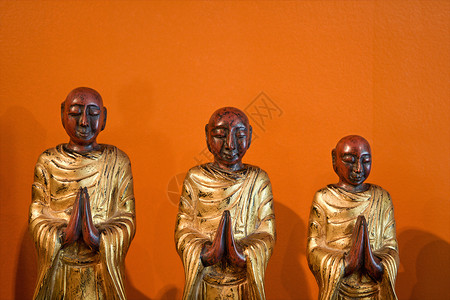 三个和尚木雕装饰门徒和尚雕像祷告佛教徒静物宗教口音沉思背景