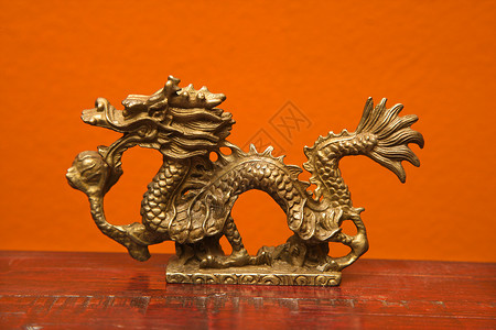 中国龙雕像神话装饰口音黄铜风格金子对象生物运气风水背景图片