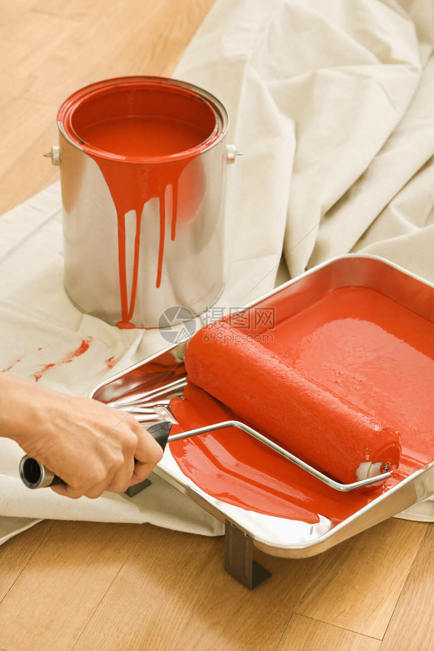 女人用彩色滚动油漆设计红色家装地面补给品托盘身体一部分绘画图片