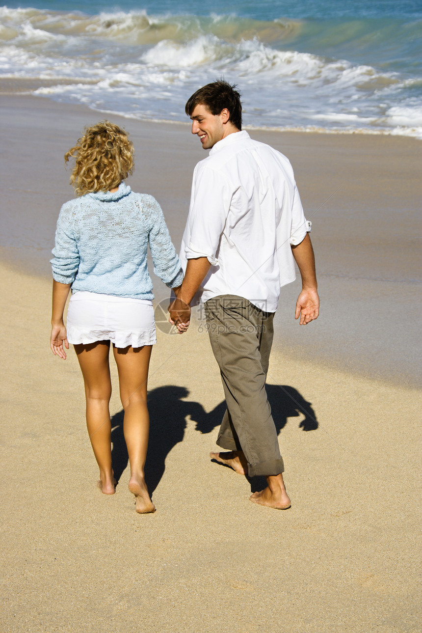 海滩上的一些夫妇闲暇热带女士男朋友海岸夫妻两个人幸福活动男人图片