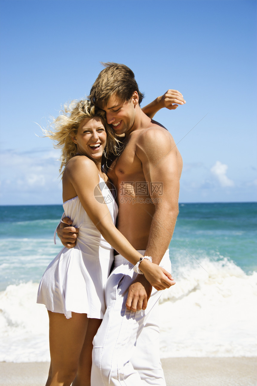 笑得开心的情侣成人男人娱乐海岸夫妻吸引力拥抱女朋友乐趣男朋友图片