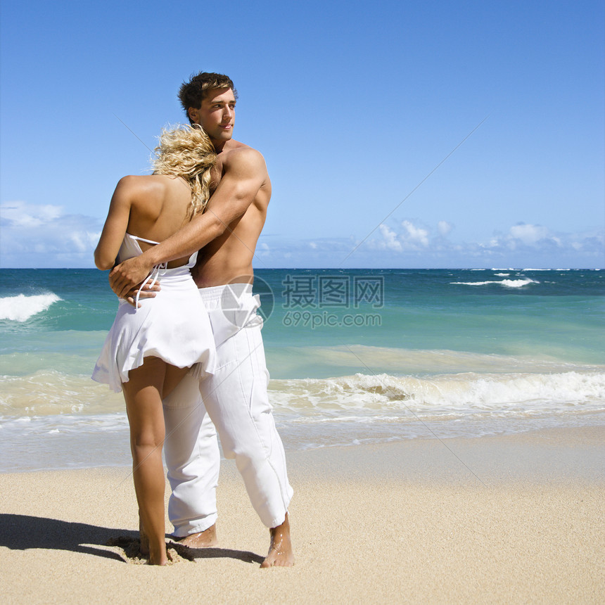 浪漫情侣男人热带拥抱女朋友两个人闲暇海岸吸引力男朋友旅行图片