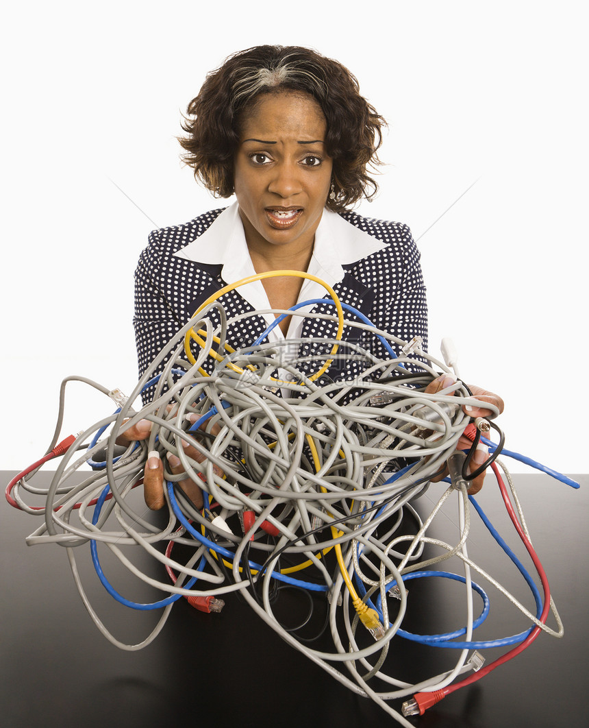 有电脑电线的女商务人士工作女性商界电缆商业眼神高科技中年人纠纷电子图片