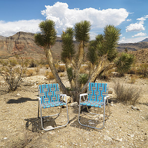 沙漠里的空椅子高清图片