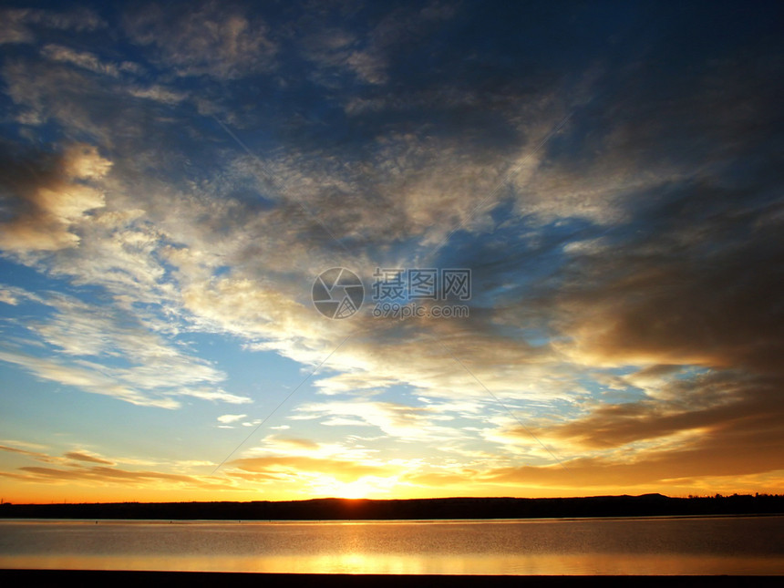 日出和湖泊图片
