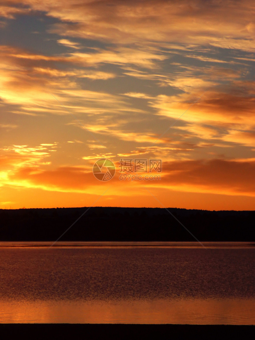 橙色日出和湖滨图片