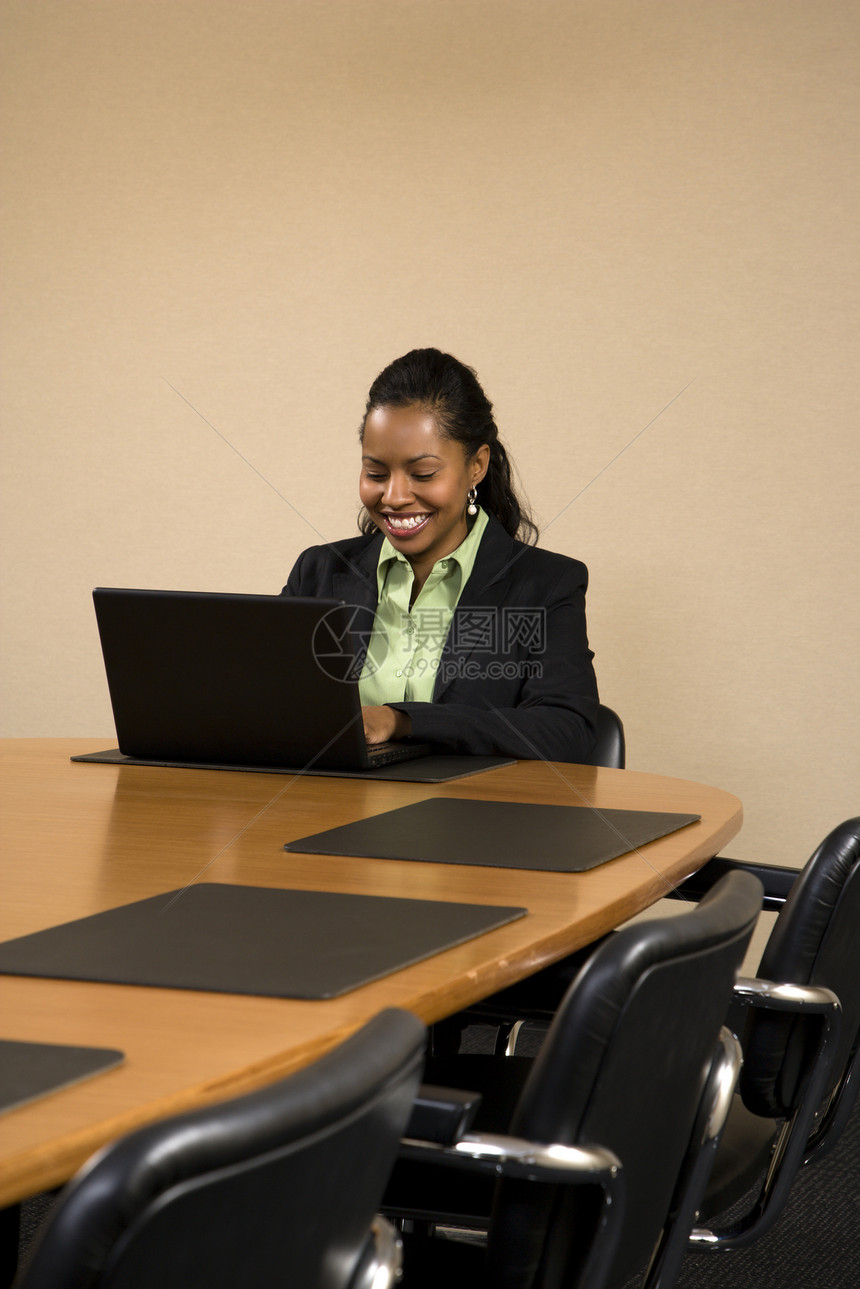 女商务人士打字商务桌子办公室微笑职业商界女性中年人电脑笔记本图片