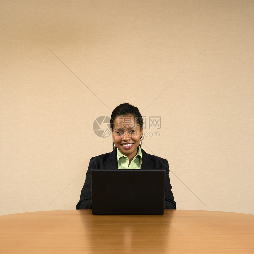 电脑上的女商务人士桌子女士笔记本中年人商业职业公司商务人士商界图片