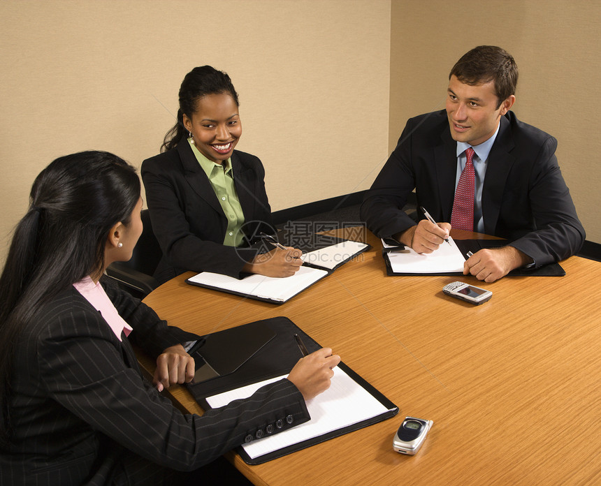 商务会议公司三个人男性办公室女士人士微笑男人生意人工作图片