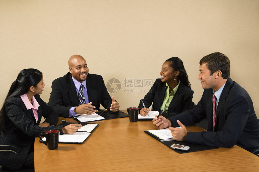 女商务人士和商务人士四个人职业女性公司会议办公室团队中年人男人人士图片