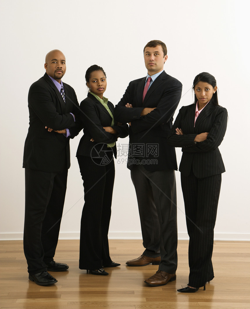 认真的商务人士西装男人双臂男性人士女性套装商业女士商务图片