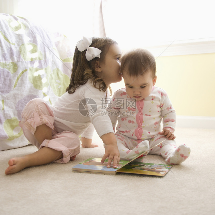 有书的女孩女性孩子们女婴阅读孩子睡衣情感照片自然光兄弟姐妹图片