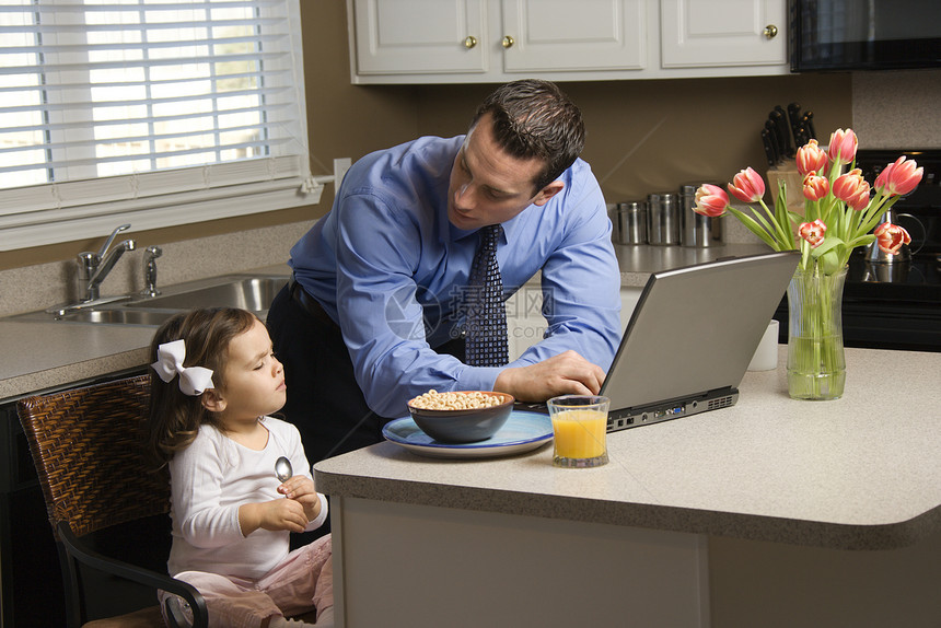 父亲与女儿上网童年白领商业女性父母技术厨房手机家庭图片