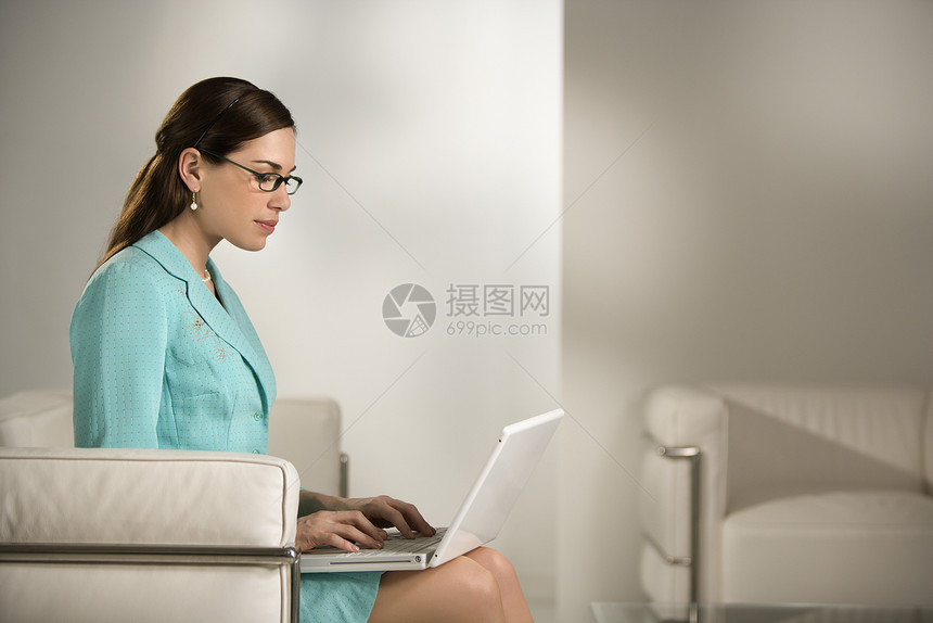 在笔记本电脑上工作的女人公司正方形商务上网女性职业白领办公室人士中年人图片