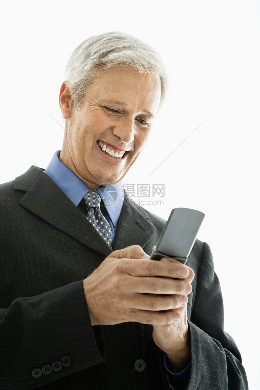 商务人士发短信男性成人幸福中年短信手机商务白发消息职业图片