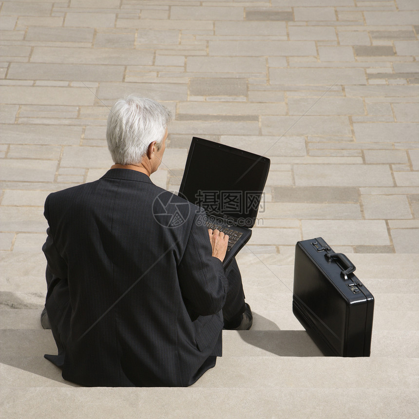 商务人士在户外工作男性笔记本上网技术公司正方形公文包电脑脚步人士图片