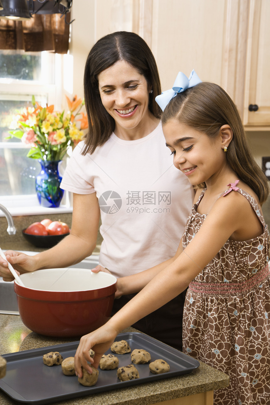 母亲和女儿女性闲暇青年两个人帮助烘烤家庭孩子成人女士图片