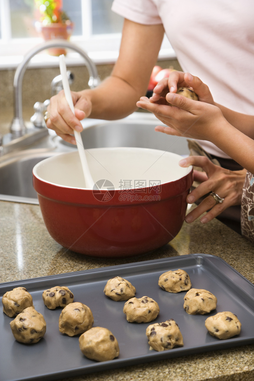 做饼干烘烤闲暇烹饪孩子们女性照片黑发中年人厨房场景图片