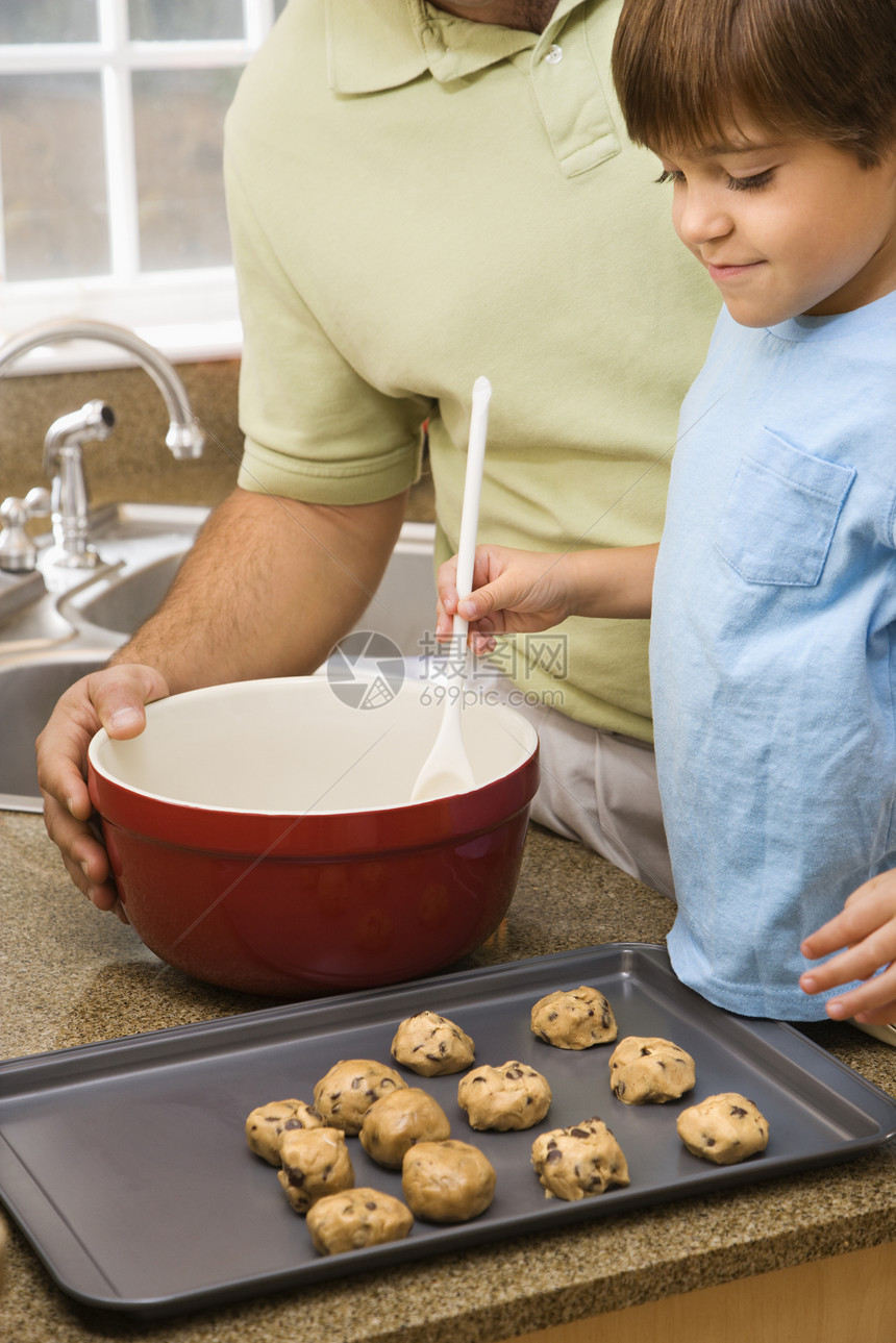 爸爸和儿子做饼干童年两个人烘烤烹饪成人闲暇场景男生孩子们家庭图片
