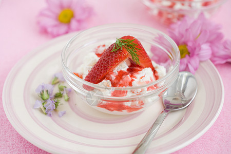 春季甜点牛奶花朵食物水果勺子粉色盘子背景图片