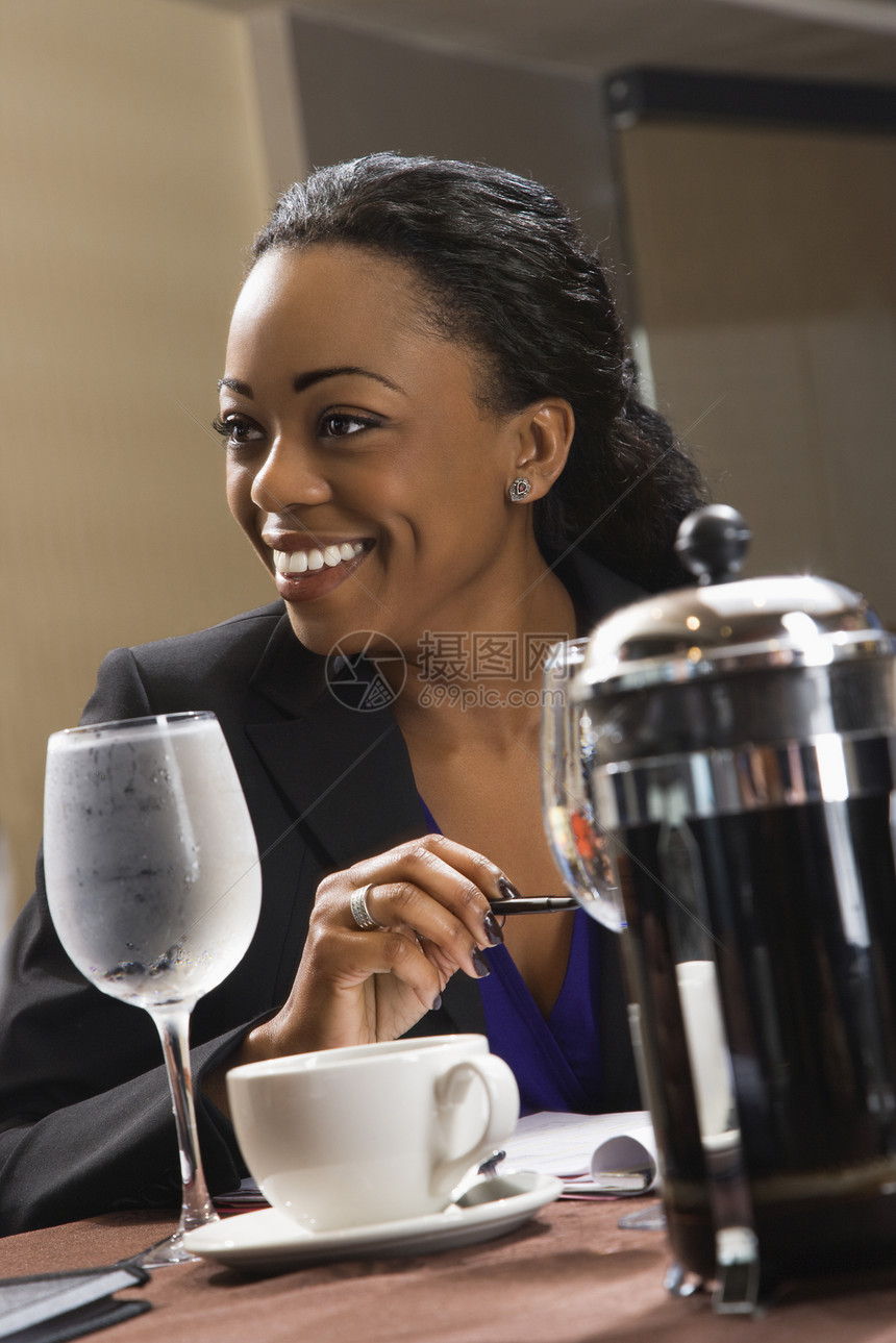女商务人士在桌子上商务职业成人公司微笑女士人士中年人黑发商业图片